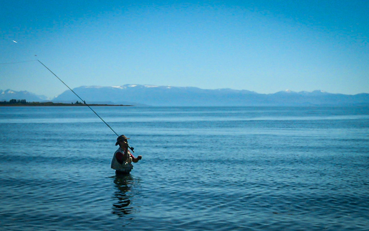 Pesca deportiva en el Lago Buenos Aires